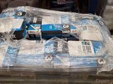 une pile de cartons contenant de l'eau et d'autres articles dans un magasin