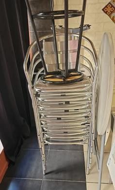 une pile de chaises empilées les unes sur les autres