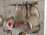 de nombreuses casseroles et poêles accrochées au mur