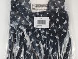 un t-shirt noir orné d'étoiles blanches est emballé dans du plastique