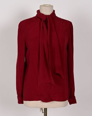 le chemisier rouge est attaché sur un mannequin mannequin mannequin mannequin mannequin mannequin mannequin mannequin mannequin