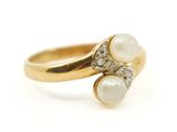 gros plan d'une bague en or avec des perles et des diamants