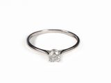 gros plan d'une bague en diamant sur fond blanc