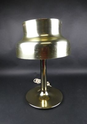 une lampe de table en laiton ancien sur fond noir