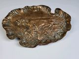 une assiette en argent ornée d'un motif décoratif