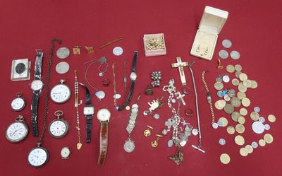 de nombreux modèles de montres différents, disposés sur une table rouge