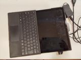 un ordinateur portable posé sur une table avec un chargeur