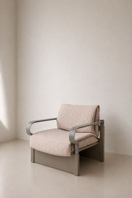 une chaise qui se trouve dans le coin d'une pièce