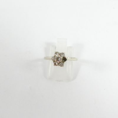 un gros plan d'une bague sertie de trois diamants