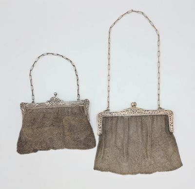 deux sacs à main anciens en maille d'argent avec des anses en chaîne