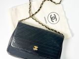 Sac Chanel noir à rabat en cuir d'agneau matelassé, avec bandoulière en chaîne