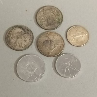 quatre pièces différentes posées les unes à côté des autres sur une table