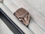 une bague posée sur une boîte