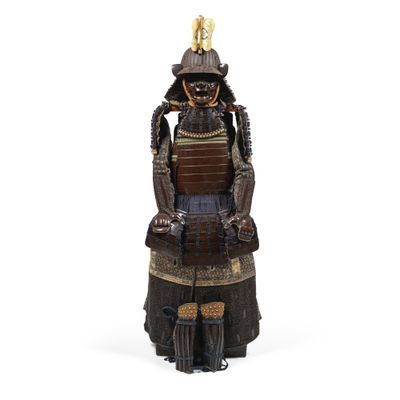 une image représentant une statue de samouraï portant un casque et un sabre