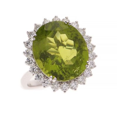 une bague ovale sertie d'un péridot et de diamants