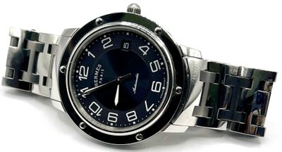 gros plan d'une montre-bracelet sur une surface blanche