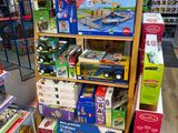 beaucoup de jouets sur les étagères du magasin