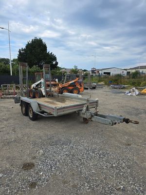 une photo d'une remorque garée sur un parking
