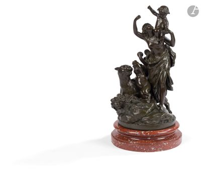 une image représentant une statue en bronze d'une femme et de deux enfants