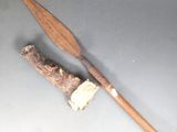 une spatule en bois et un morceau de bois posés sur une table