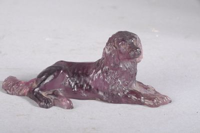 une figurine représentant un chien couché par terre