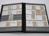 un livre ouvert sur lequel sont apposés de nombreux cachets