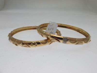 paire de bracelets rigides couleur or avec motif gravé