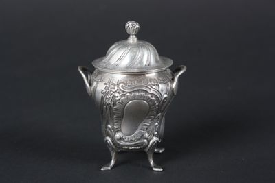 moutardier en argent à décor rocaille. - Photo 1