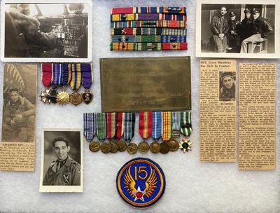 une photo montrant un ensemble de médailles militaires et d'objets de souvenir