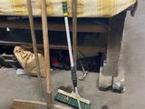 un tas d'outils posés sur un lit dans un garage