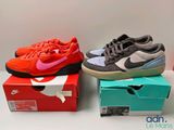 deux paires de chaussures sont posées sur une boîte