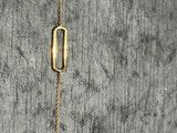 gros plan d'un collier en or auquel est attachée une chaîne
