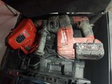 de nombreux outils dans une boîte, empilés les uns sur les autres
