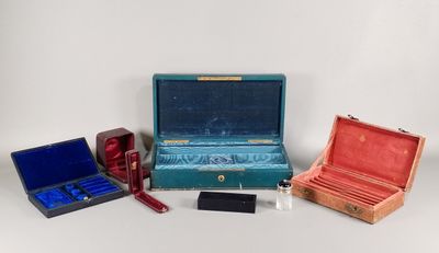 un grand nombre d'objets différents posés sur la table