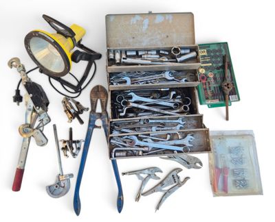 une boîte d'outils posée sur une table