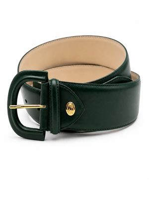 La ceinture est verte et est munie d'une boucle dorée.