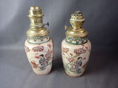paire de vases asiatiques ornés de figures asiatiques sur fond gris