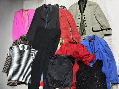 Louis FERAUD Vestiaire féminin comprenant vestes, tailleurs,…