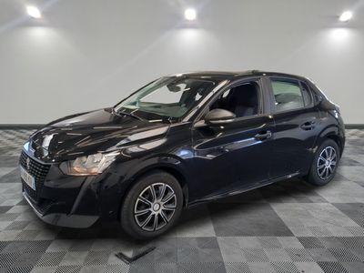 la photo d'une voiture noire garée dans un garage