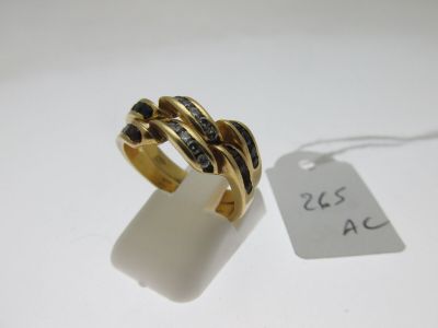 une photo d'une bague en or sertie de diamants noirs, avec une étiquette de prix