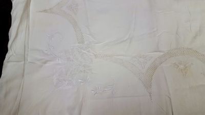 une chemise blanche avec l'image d'un oiseau dessus