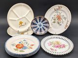 cinq assiettes aux motifs variés posées sur une table