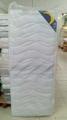 beaucoup de matelas empilés les uns sur les autres