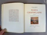 un livre ouvert avec l'image d'une personne tenant un livre