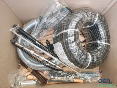 une boîte contenant tout un tas de fils et d'outils