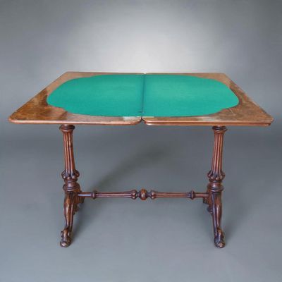 une table recouverte d'un tissu vert