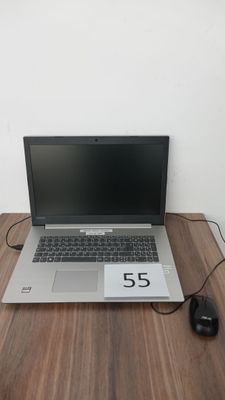 un ordinateur portable posé sur un bureau en bois, avec une souris à côté