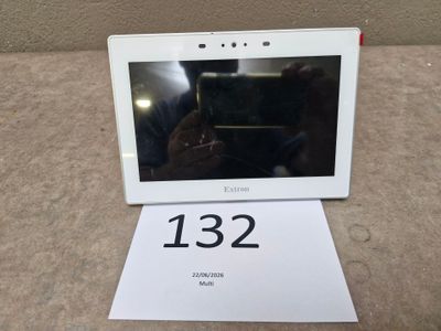 une photo d'une tablette sur laquelle on voit une personne en train de prendre une photo