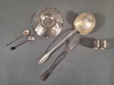 beaucoup de cuillères en argent et de cuillères sur la table