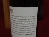 une bouteille de vin posée sur une table